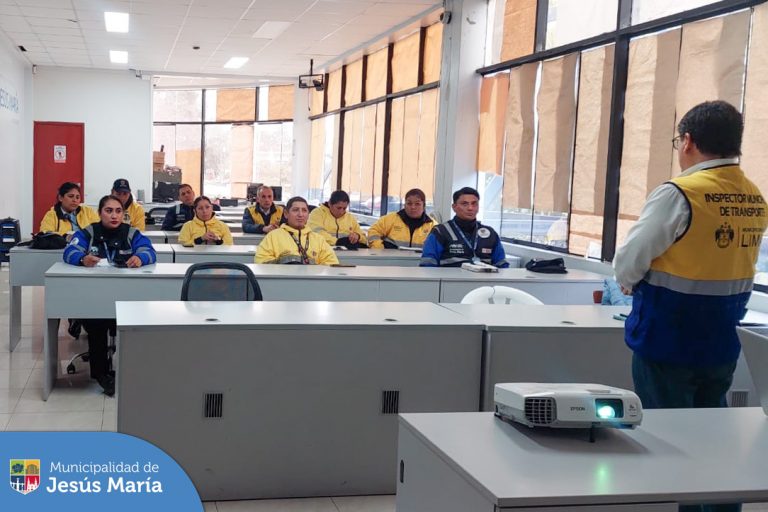 El equipo de Movilidad Urbana del distrito participó en la capacitación teórica de fiscalización electrónica del aplicativo “LIMA REPORTA V2”, impartida por la Municipalidad de Lima .  Esta herramienta nos permitirá detectar infracciones  al reglamento de tránsito de manera más eficiente y seguir trabajando por un distrito más seguro y ordenado.

