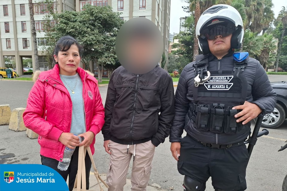Cuando cada segundo cuenta, nuestro personal de Seguridad Ciudadana responde con compromiso y dedicación. Ante la alerta recibida en nuestra Central de Seguridad Integral sobre un adolescente extraviado cerca del Centro Comercial Real Plaza Salaverry, nuestros serenos se movilizaron de inmediato. Gracias a su rápida acción, el menor fue encontrado sano y salvo en la Av. de la Peruanidad por personal de la nueva flota de motorizados.
La madre, llena de gratitud, pudo reencontrarse con su hijo.