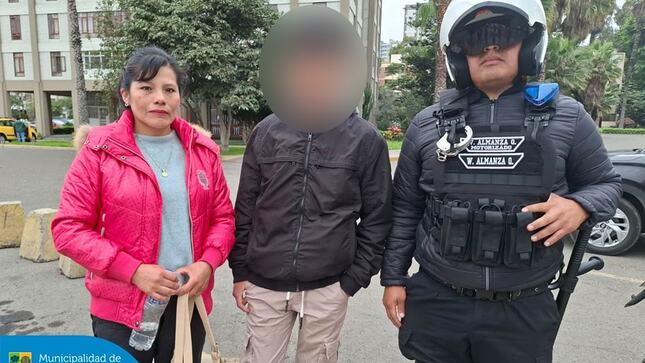Cuando cada segundo cuenta, nuestro personal de Seguridad Ciudadana responde con compromiso y dedicación. Ante la alerta recibida en nuestra Central de Seguridad Integral sobre un adolescente extraviado cerca del Centro Comercial Real Plaza Salaverry, nuestros serenos se movilizaron de inmediato. Gracias a su rápida acción, el menor fue encontrado sano y salvo en la Av. de la Peruanidad por personal de la nueva flota de  motorizados.
La madre, llena de gratitud, pudo reencontrarse con su hijo.