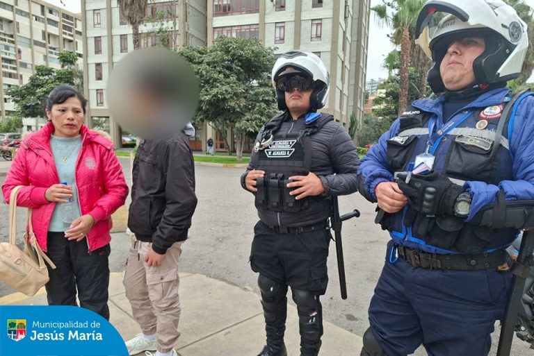 Cuando cada segundo cuenta, nuestro personal de Seguridad Ciudadana responde con compromiso y dedicación. Ante la alerta recibida en nuestra Central de Seguridad Integral sobre un adolescente extraviado cerca del Centro Comercial Real Plaza Salaverry, nuestros serenos se movilizaron de inmediato. Gracias a su rápida acción, el menor fue encontrado sano y salvo en la Av. de la Peruanidad por personal de la nueva flota de motorizados.
La madre, llena de gratitud, pudo reencontrarse con su hijo.