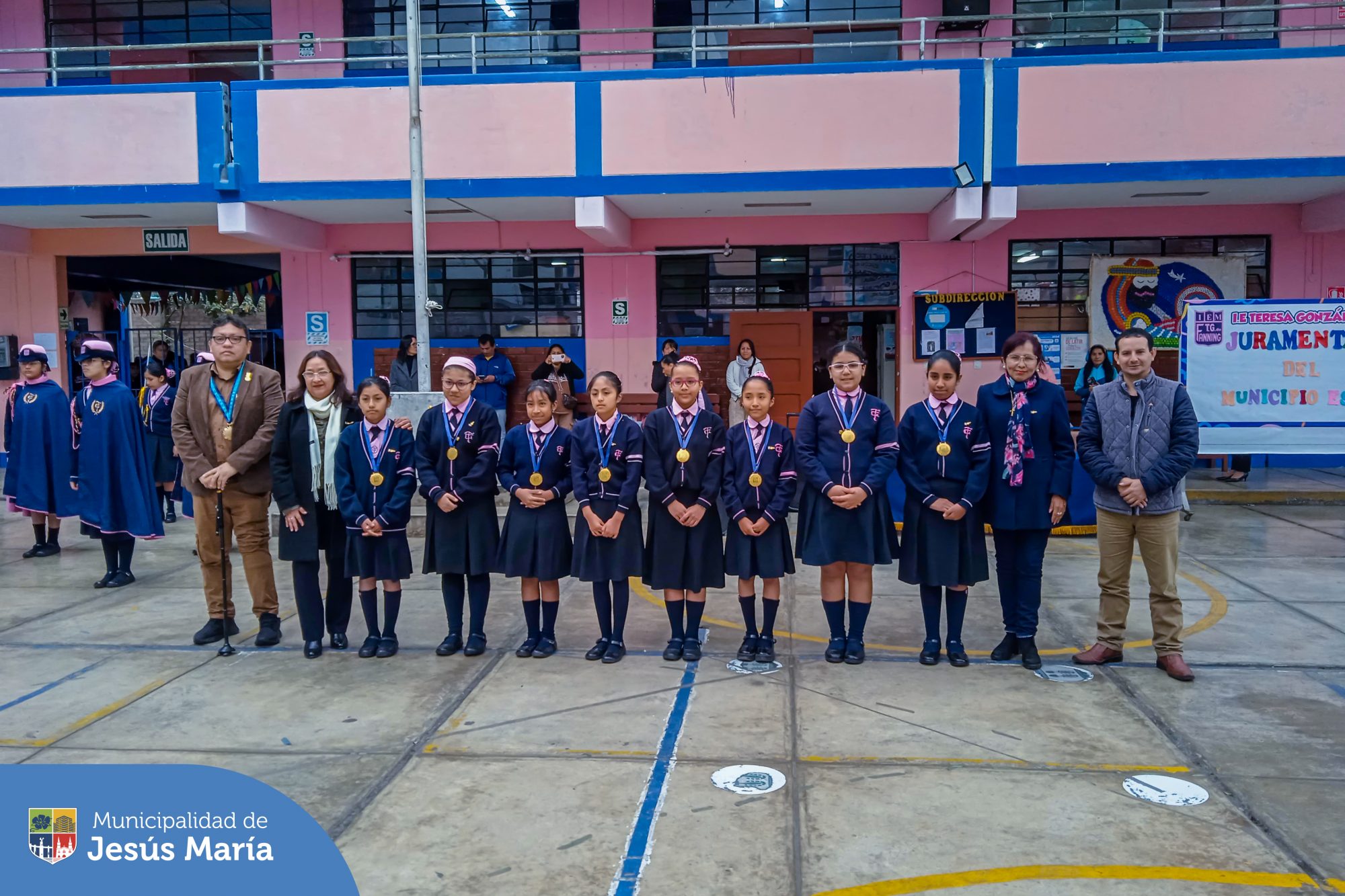 En una emotiva ceremonia, se realizó la juramentación de las alumnas de la I. E. Teresa González de Fanning para formar parte del Municipio Escolar. Ellas gritaron a viva voz: ¡Sí, juro!  reafirmando su vocación de servicio y responsabilidad con su centro educativo.