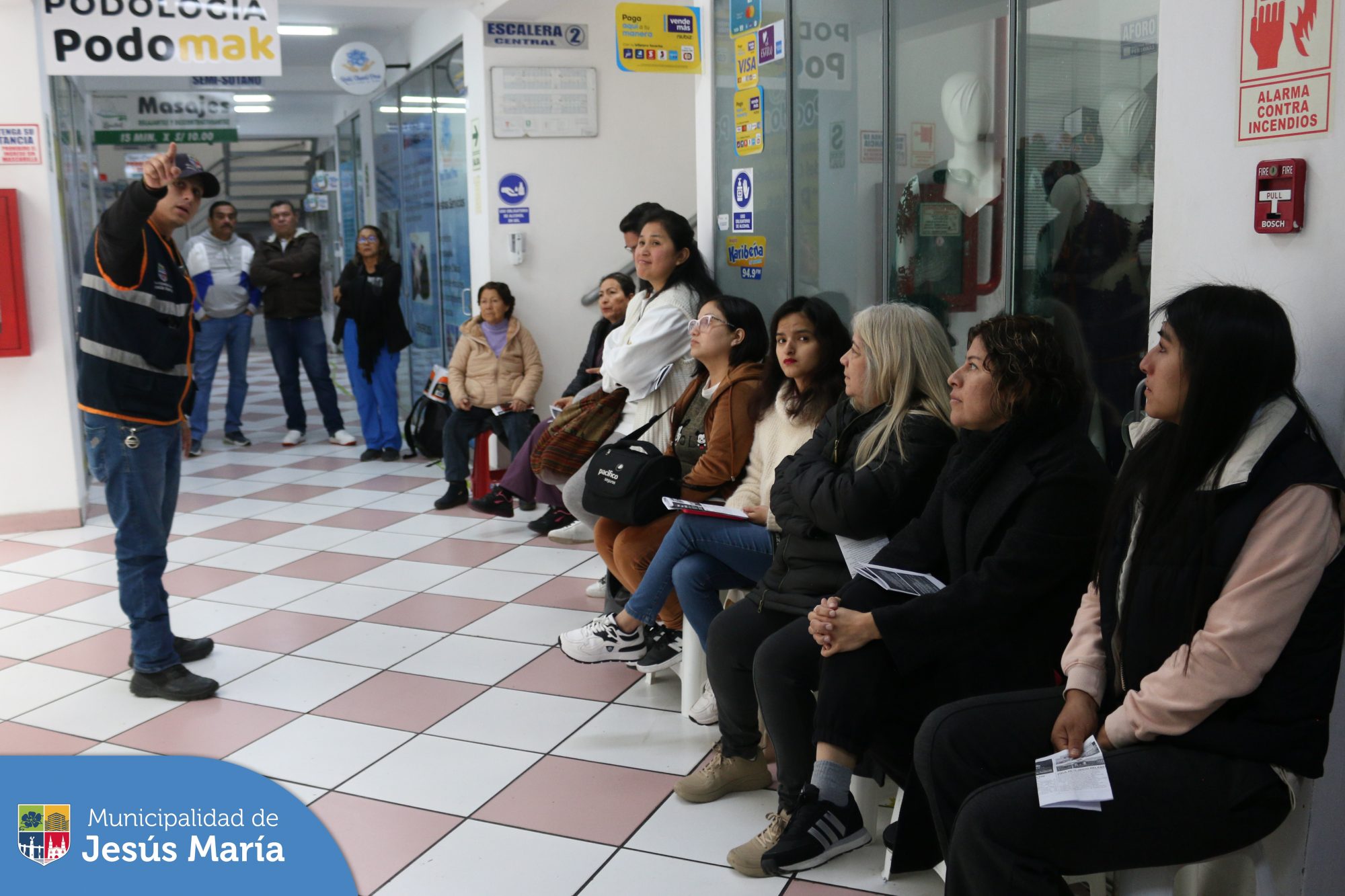 Continuamos con el Programa de Formalización de Autorizaciones Municipales a cargo de la Gerencia de Desarrollo Económico. En esta oportunidad, los comerciantes de la Galería La Clave recibieron charlas sobre técnicas de intervención en casos de emergencia, manejo de extintores y fiscalización y control.