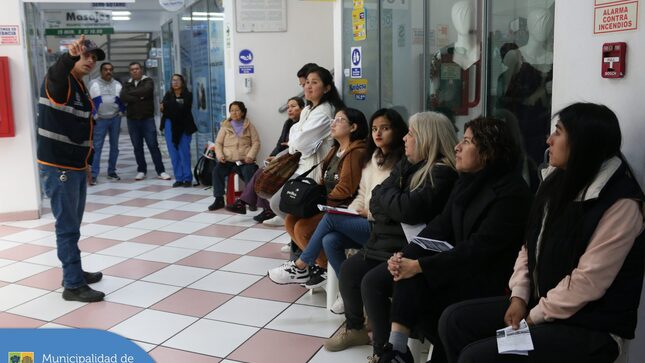 Continuamos con el Programa de Formalización de Autorizaciones Municipales  a cargo de la Gerencia de Desarrollo Económico. En esta oportunidad, los comerciantes de la Galería La Clave recibieron charlas sobre técnicas de intervención en casos de emergencia,  manejo de extintores  y fiscalización y control.
