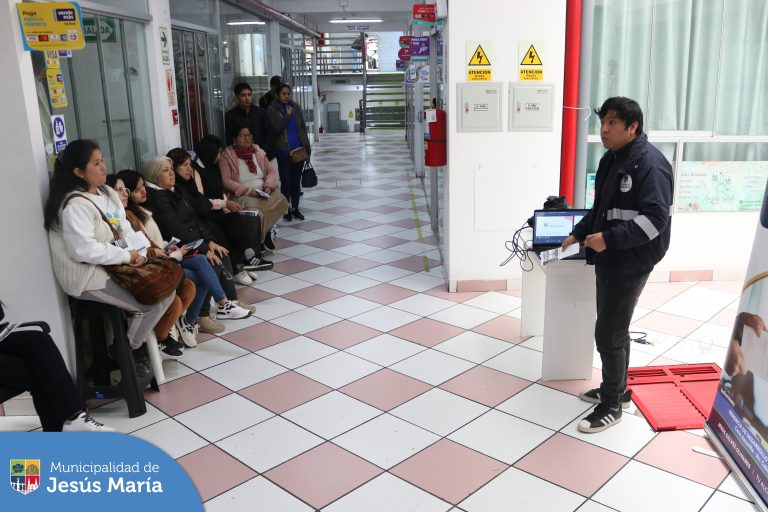 Continuamos con el Programa de Formalización de Autorizaciones Municipales a cargo de la Gerencia de Desarrollo Económico. En esta oportunidad, los comerciantes de la Galería La Clave recibieron charlas sobre técnicas de intervención en casos de emergencia, manejo de extintores y fiscalización y control.