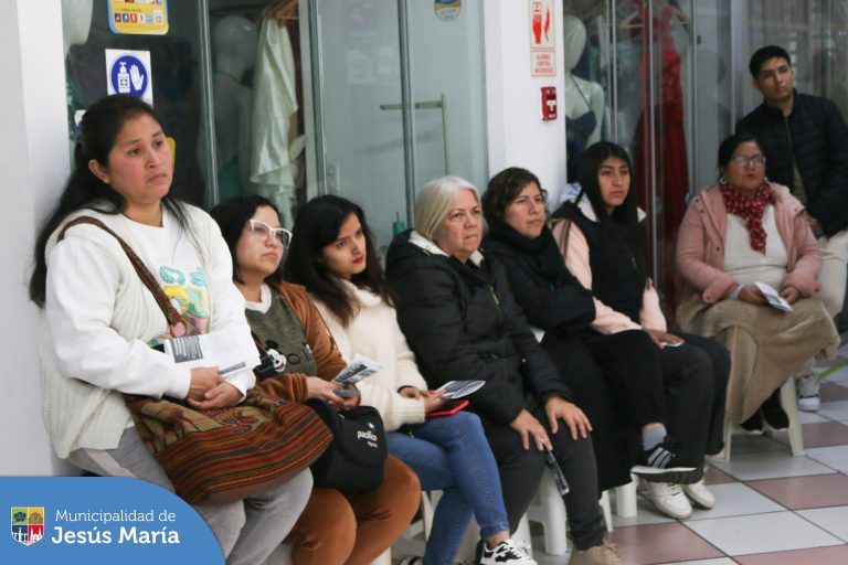 Continuamos con el Programa de Formalización de Autorizaciones Municipales a cargo de la Gerencia de Desarrollo Económico. En esta oportunidad, los comerciantes de la Galería La Clave recibieron charlas sobre técnicas de intervención en casos de emergencia, manejo de extintores y fiscalización y control.