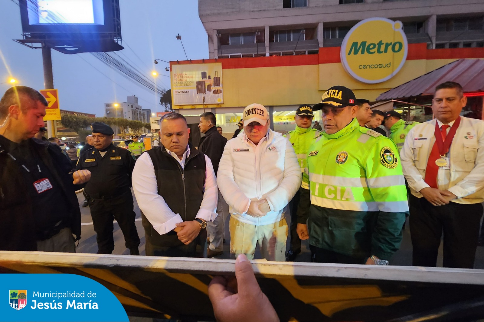 Nuestro alcalde Jesús Gálvez participó esta madrugada del operativo #AmanecerSeguro  junto al titular del Ministerio del Interior del Perú , Juan Santiváñez y los miembros de la Policía Nacional del Perú.  Este trabajo coordinado fue implementado para reforzar la seguridad ciudadana y como una medida adicional en la lucha frontal contra la delincuencia en el distrito.