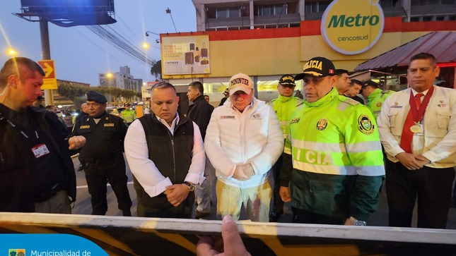 Nuestro alcalde Jesús Gálvez participó esta madrugada del operativo #AmanecerSeguro  junto al titular del Ministerio del Interior del Perú , Juan Santiváñez y los miembros de la Policía Nacional del Perú.  Este trabajo coordinado fue implementado para reforzar la seguridad ciudadana y como una medida adicional en la lucha frontal contra la delincuencia en el distrito.