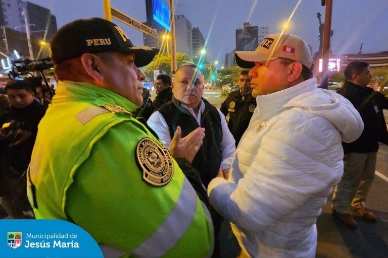 Nuestro alcalde Jesús Gálvez participó esta madrugada del operativo #AmanecerSeguro  junto al titular del Ministerio del Interior del Perú , Juan Santiváñez y los miembros de la Policía Nacional del Perú.  Este trabajo coordinado fue implementado para reforzar la seguridad ciudadana y como una medida adicional en la lucha frontal contra la delincuencia en el distrito.