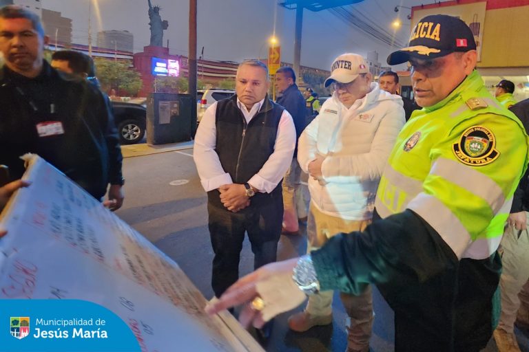 Nuestro alcalde Jesús Gálvez participó esta madrugada del operativo #AmanecerSeguro  junto al titular del Ministerio del Interior del Perú , Juan Santiváñez y los miembros de la Policía Nacional del Perú.  Este trabajo coordinado fue implementado para reforzar la seguridad ciudadana y como una medida adicional en la lucha frontal contra la delincuencia en el distrito.