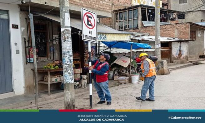 🚦 La Municipalidad Provincial de Cajamarca, a través de la Gerencia de Transporte y Seguridad Vial, con el propósito de garantizar la seguridad de los conductores y disminuir los índices de accidentes de tránsito, continúa con la labor de instalación de señalización vertical de tránsito en las principales vías de la ciudad.
📢 En este contexto, se han colocado señales preventivas de gibas y señales prohibitivas de estacionamiento en diversas calles y avenidas, entre ellas el Jr. Apurímac cuadra 02, Jr. La Mar cuadra 01, Jr. Sabogal, Av. Independencia cuadra 11, Av. Perú cuadra 04 y Jr. Huánuco cuadra 03. Estas acciones responden a la necesidad de optimizar la movilidad urbana y reducir los riesgos de accidentes, contribuyendo así a la mejora de la seguridad vial en beneficio de los cajamarquinos.