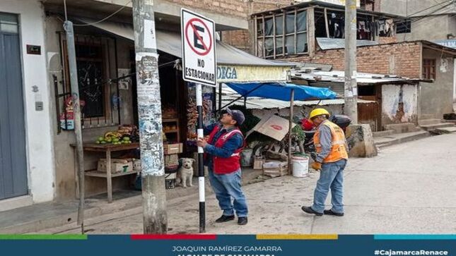🚦 La Municipalidad Provincial de Cajamarca, a través de la Gerencia de Transporte y Seguridad Vial, con el propósito de garantizar la seguridad de los conductores y disminuir los índices de accidentes de tránsito, continúa con la labor de instalación de señalización vertical de tránsito en las principales vías de la ciudad.
📢 En este contexto, se han colocado señales preventivas de gibas y señales prohibitivas de estacionamiento en diversas calles y avenidas, entre ellas el Jr. Apurímac cuadra 02, Jr. La Mar cuadra 01, Jr. Sabogal, Av. Independencia cuadra 11, Av. Perú cuadra 04 y Jr. Huánuco cuadra 03. Estas acciones responden a la necesidad de optimizar la movilidad urbana y reducir los riesgos de accidentes, contribuyendo así a la mejora de la seguridad vial en beneficio de los cajamarquinos.