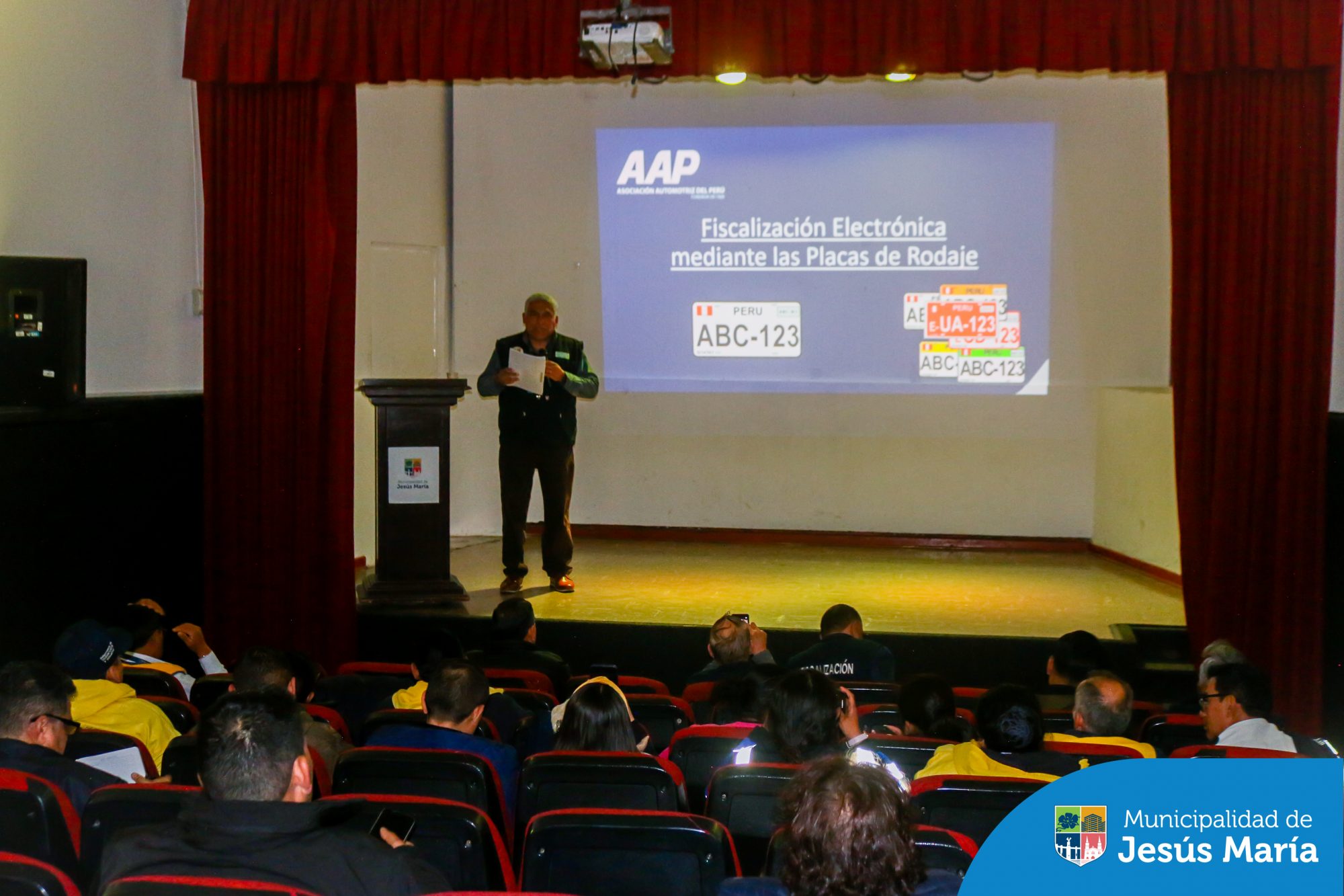 Personal de la Subgerencia de Movilidad Urbana, Serenazgo y Operaciones y Control de Sanciones participaron en una enriquecedora charla sobre “Fiscalización electrónica mediante las placas de rodaje” dirigida por la Asociación Automotriz del Perú – AAP . 🚗🔍
En esta capacitación, aprendieron sobre el Sistema Integral de Identificación Vehicular, reforzando su conocimiento para seguir trabajando por un tránsito más seguro y ordenado en Jesús María.