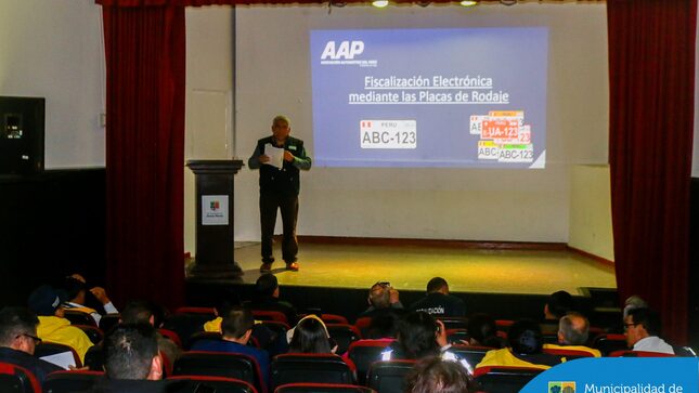 Personal de la Subgerencia de Movilidad Urbana, Serenazgo y Operaciones y Control de Sanciones participaron en una enriquecedora charla sobre “Fiscalización electrónica mediante las placas de rodaje” dirigida por la Asociación Automotriz del Perú – AAP . 🚗🔍
En esta capacitación, aprendieron sobre el Sistema Integral de Identificación Vehicular, reforzando su conocimiento para seguir trabajando por un tránsito más seguro y ordenado en Jesús María.