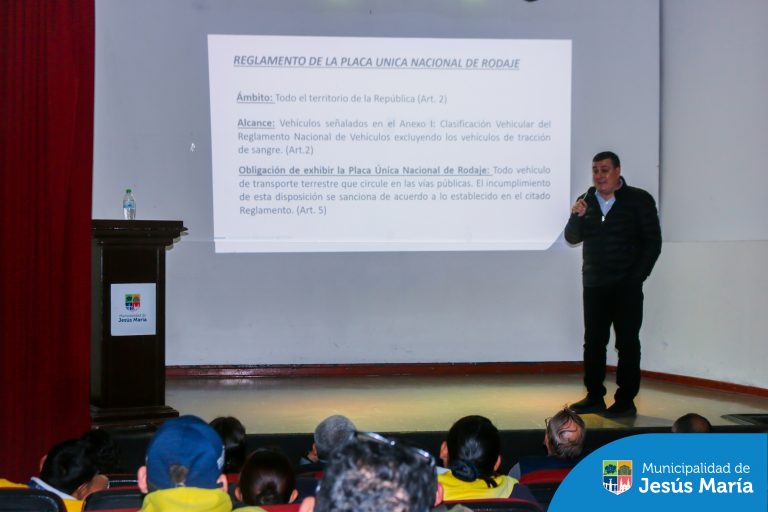 Personal de la Subgerencia de Movilidad Urbana, Serenazgo y Operaciones y Control de Sanciones participaron en una enriquecedora charla sobre “Fiscalización electrónica mediante las placas de rodaje” dirigida por la Asociación Automotriz del Perú – AAP . 🚗🔍
En esta capacitación, aprendieron sobre el Sistema Integral de Identificación Vehicular, reforzando su conocimiento para seguir trabajando por un tránsito más seguro y ordenado en Jesús María.