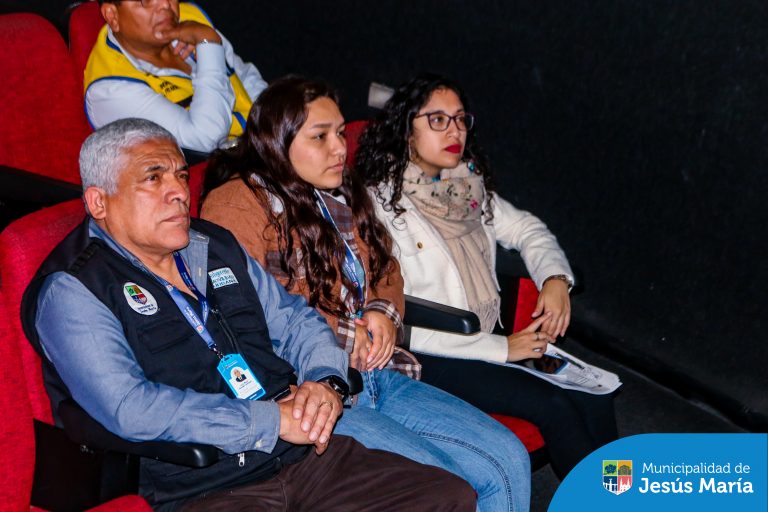 Personal de la Subgerencia de Movilidad Urbana, Serenazgo y Operaciones y Control de Sanciones participaron en una enriquecedora charla sobre “Fiscalización electrónica mediante las placas de rodaje” dirigida por la Asociación Automotriz del Perú – AAP . 🚗🔍
En esta capacitación, aprendieron sobre el Sistema Integral de Identificación Vehicular, reforzando su conocimiento para seguir trabajando por un tránsito más seguro y ordenado en Jesús María.