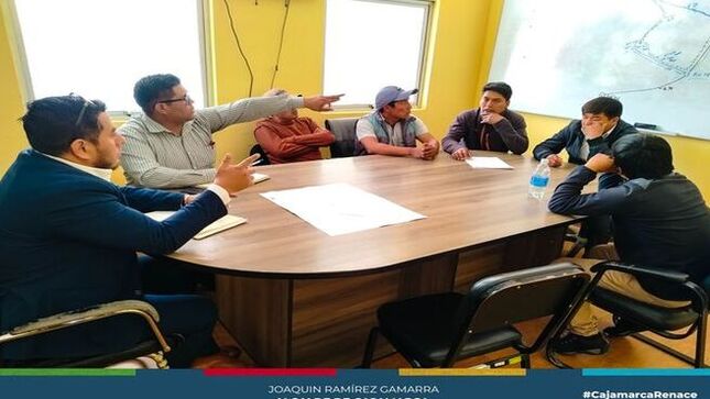 🤝 La Municipalidad Provincial de Cajamarca, a través de la Gerencia de Transporte y Seguridad Vial, lleva a cabo reuniones periódicas para escuchar a los diferentes actores, recibir sus aportes y llegar a acuerdos que contribuyan a la mejora del servicio de transporte público.
🗣️ En esta ocasión, se llevó a cabo una reunión con los moradores y autoridades de Yunyun Bajo, del Centro Poblado de Porcón Bajo, con el objetivo de dar solución a la problemática del transporte en dicha zona.
🔍 Estas reuniones se han convertido en una prioridad para la actual gestión municipal, liderada por el alcalde de Cajamarca, Joaquín Ramírez, y se continuarán realizando en los próximos días con el fin de atender las necesidades de todos los sectores de la provincia.