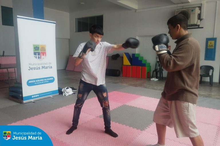 Este sábado 17 también podrás participar de las diversas actividades deportivas  y educativas ♟ que tenemos para ti. 
¡Acércate a la Casa de la Juventud de lunes a viernes de 8:00 a.m. a 1:00 p.m. y de 2:00 a 5: 00 p.m. y reserva tu cupo! 
 Dirigido a jóvenes de 12 a 17 años.