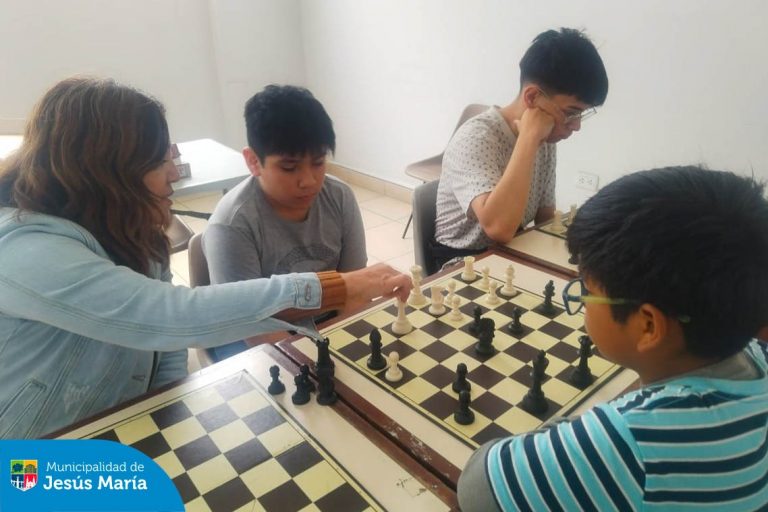 Este sábado 17 también podrás participar de las diversas actividades deportivas  y educativas ♟ que tenemos para ti. 
¡Acércate a la Casa de la Juventud de lunes a viernes de 8:00 a.m. a 1:00 p.m. y de 2:00 a 5: 00 p.m. y reserva tu cupo! 
 Dirigido a jóvenes de 12 a 17 años.