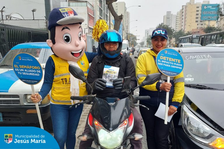 Continuamos con nuestra campaña de concientización con el objetivo de promover el cumplimiento de las normas de tránsito y evitar accidentes. En esta oportunidad se realizó en el cruce de las avenidas Brasil con 28 de Julio y con jirón Nazca.