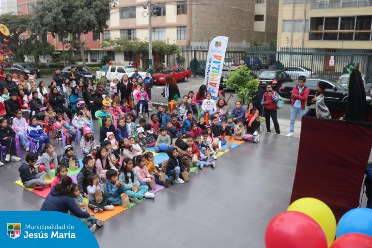 Nuestros pequeños jesusmarianos disfrutaron de un encantador show de títeres en el Centro Cultural.
Las historias de “La media flor y el gato y los ratones” despertaron sonrisas y llenaron de fantasía esa tarde inolvidable. ¡Porque en Jesús María, seguimos celebrando a nuestros niños como se lo merecen!