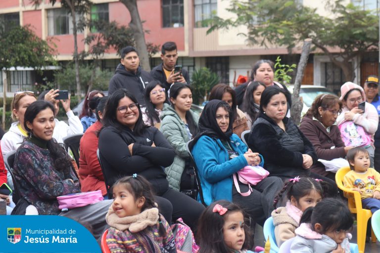 Nuestros pequeños jesusmarianos disfrutaron de un encantador show de títeres en el Centro Cultural.
Las historias de “La media flor y el gato y los ratones” despertaron sonrisas y llenaron de fantasía esa tarde inolvidable. ¡Porque en Jesús María, seguimos celebrando a nuestros niños como se lo merecen!