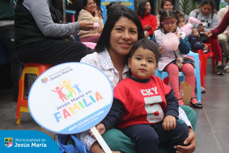 Nuestros pequeños jesusmarianos disfrutaron de un encantador show de títeres en el Centro Cultural.
Las historias de “La media flor y el gato y los ratones” despertaron sonrisas y llenaron de fantasía esa tarde inolvidable. ¡Porque en Jesús María, seguimos celebrando a nuestros niños como se lo merecen!