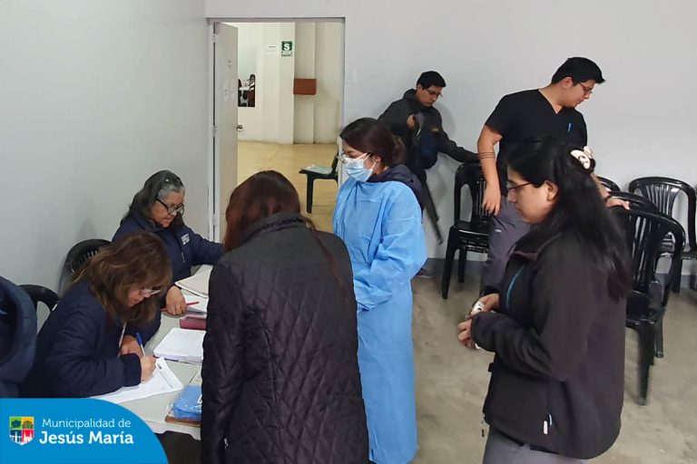 Por la Semana del Cuidado Integral de Salud del Joven, se realizó la Campaña de Salud 🩺 “Prevenir es Vivir” dirigido a los jesusmarianos entre 18 y 29 años.
En coordinación con la Dirección de Redes Integradas de Salud Lima Centro, nuestros jóvenes participaron de esta actividad en donde pudieron acceder a diversos servicios médicos gratuitos. 💉
¡Gracias a todos los asistentes!