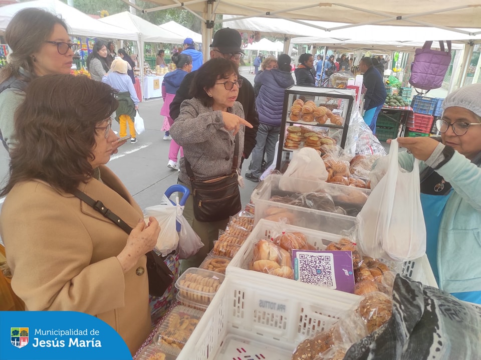 Son muchos los vecinos que se beneficiaron en la venta de diversos productos a bajo costo. 🫰
No pierdas la oportunidad de visitar el Mercadito Agrícola y adquirir alimentos frescos como pollo, pescado y más. Visítanos este Domingo 18 en el Parque Eduardo de Habich desde las 8:00 a.m. hasta las 4:00 p.m.