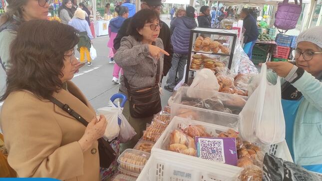 Son muchos los vecinos que se beneficiaron en la venta de diversos productos a bajo costo. 🫰
 No pierdas la oportunidad de visitar el Mercadito Agrícola y adquirir alimentos frescos como pollo,  pescado  y más. Visítanos este Domingo 18 en el  Parque Eduardo de Habich desde las 8:00 a.m. hasta las 4:00 p.m.