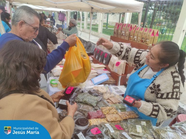 Son muchos los vecinos que se beneficiaron en la venta de diversos productos a bajo costo. 🫰
No pierdas la oportunidad de visitar el Mercadito Agrícola y adquirir alimentos frescos como pollo, pescado y más. Visítanos este Domingo 18 en el Parque Eduardo de Habich desde las 8:00 a.m. hasta las 4:00 p.m.
