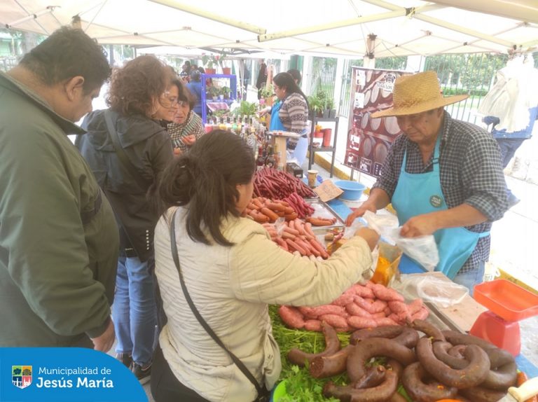 Son muchos los vecinos que se beneficiaron en la venta de diversos productos a bajo costo. 🫰
No pierdas la oportunidad de visitar el Mercadito Agrícola y adquirir alimentos frescos como pollo, pescado y más. Visítanos este Domingo 18 en el Parque Eduardo de Habich desde las 8:00 a.m. hasta las 4:00 p.m.