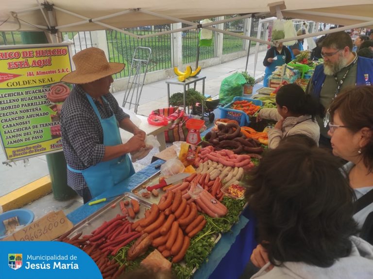 Son muchos los vecinos que se beneficiaron en la venta de diversos productos a bajo costo. 🫰
No pierdas la oportunidad de visitar el Mercadito Agrícola y adquirir alimentos frescos como pollo, pescado y más. Visítanos este Domingo 18 en el Parque Eduardo de Habich desde las 8:00 a.m. hasta las 4:00 p.m.
