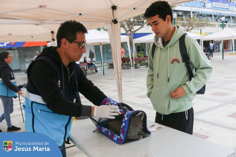 Realizamos una nueva Campaña Veterinaria #Gratuita 🐾 en el Conjunto Residencial San Felipe, en donde nuestros vecinos recibieron recomendaciones para el mejor manejo de la relación de su fiel amigo con el entorno, 👍🏻 así como desparasitación y otros servicios gratuitos a sus mascotitas. 🐕‍🦺
➡️ Este viernes 23 los esperamos desde las 9:00 a.m. en la Plaza San José.