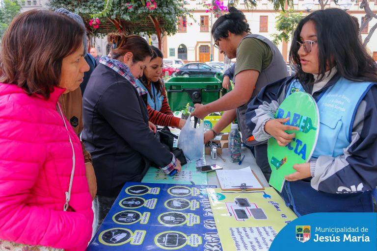 La campaña RAEE Colecta en la Plaza San José fue todo un éxito, gracias a la participación de vecinos comprometidos que llevaron sus equipos eléctricos 🖥 y electrónicos en desuso, y además, aprendieron sobre la importancia del reciclaje ♻️ y cómo nuestras pequeñas acciones pueden cuidar el medio ambiente. 🌱💡
¡Gracias por sumarse a este gran esfuerzo por un futuro más sostenible! 💚 Juntos, seguimos construyendo un distrito más verde y limpio. 🌿🌟 Porque #JesúsMaríaSomosTodos