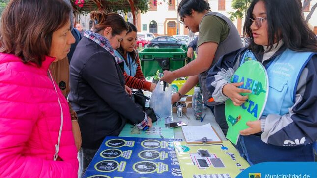 La campaña RAEE Colecta en la Plaza San José fue todo un éxito, gracias a la participación de vecinos comprometidos que llevaron sus equipos eléctricos 🖥 y electrónicos en desuso, y además, aprendieron sobre la importancia del reciclaje ♻️ y cómo nuestras pequeñas acciones pueden cuidar el medio ambiente. 🌱💡
¡Gracias por sumarse a este gran esfuerzo por un futuro más sostenible! 💚 Juntos, seguimos construyendo un distrito más verde y limpio. 🌿🌟 Porque #JesúsMaríaSomosTodos