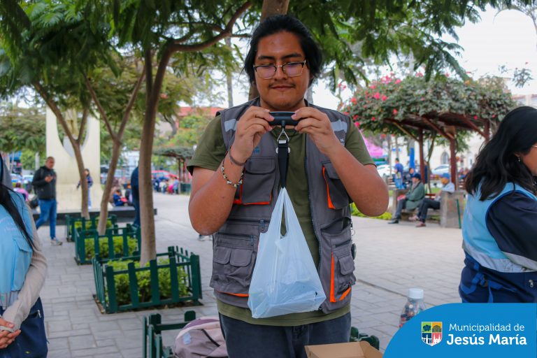 La campaña RAEE Colecta en la Plaza San José fue todo un éxito, gracias a la participación de vecinos comprometidos que llevaron sus equipos eléctricos 🖥 y electrónicos en desuso, y además, aprendieron sobre la importancia del reciclaje ♻️ y cómo nuestras pequeñas acciones pueden cuidar el medio ambiente. 🌱💡
¡Gracias por sumarse a este gran esfuerzo por un futuro más sostenible! 💚 Juntos, seguimos construyendo un distrito más verde y limpio. 🌿🌟 Porque #JesúsMaríaSomosTodos