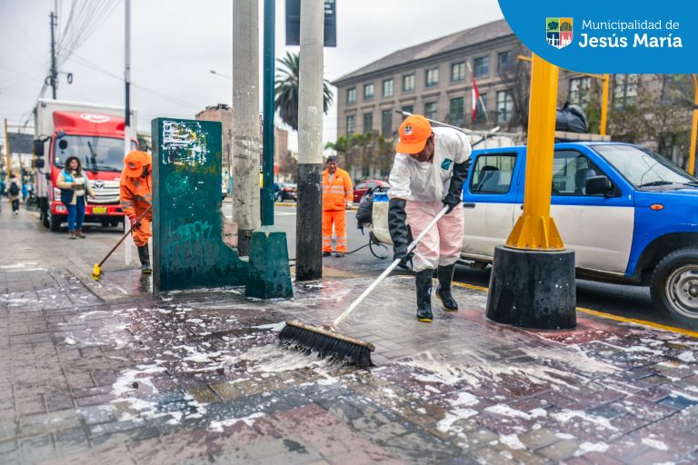 Con el objetivo de concientizar a nuestros vecinos sobre la importancia de preservar y cuidar el distrito, se desarrolló la campaña “En la calle no”. 🛑✋️ El equipo de limpieza pública realizó el barrido, 🧹 baldeo y desinfección de calles que son usadas como urinarios por los transeúntes y mascotas