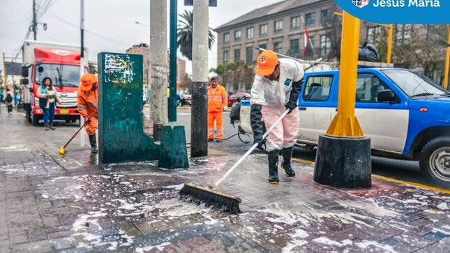 Con el objetivo de concientizar a nuestros vecinos sobre la importancia de preservar y cuidar el distrito, se desarrolló la campaña “En la calle no”. 🛑✋️ El equipo de limpieza pública realizó el barrido, 🧹 baldeo y desinfección de calles que son usadas como urinarios por los transeúntes y mascotas