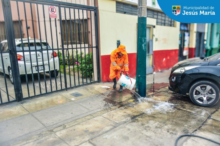 Con el objetivo de concientizar a nuestros vecinos sobre la importancia de preservar y cuidar el distrito, se desarrolló la campaña “En la calle no”. 🛑✋️ El equipo de limpieza pública realizó el barrido, 🧹 baldeo y desinfección de calles que son usadas como urinarios por los transeúntes y mascotas