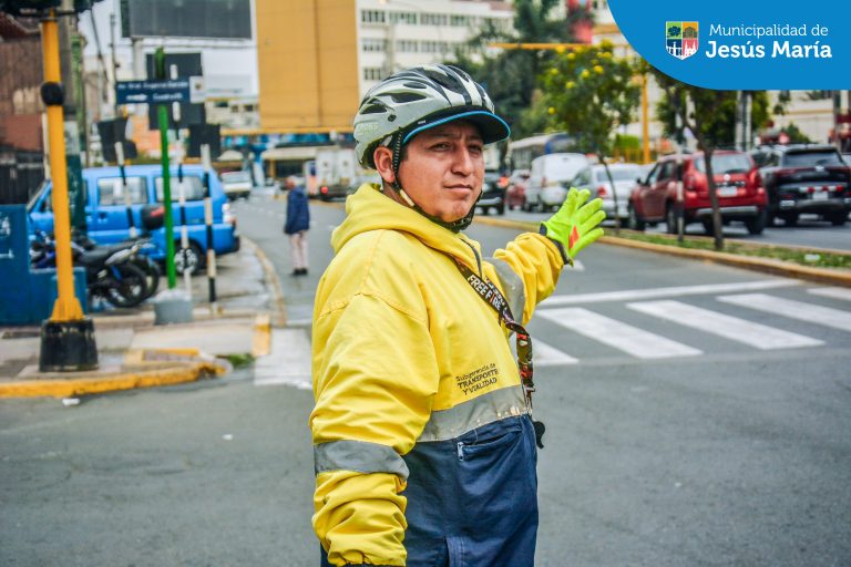 Con el objetivo de concientizar a nuestros vecinos sobre la importancia de preservar y cuidar el distrito, se desarrolló la campaña “En la calle no”. 🛑✋️ El equipo de limpieza pública realizó el barrido, 🧹 baldeo y desinfección de calles que son usadas como urinarios por los transeúntes y mascotas