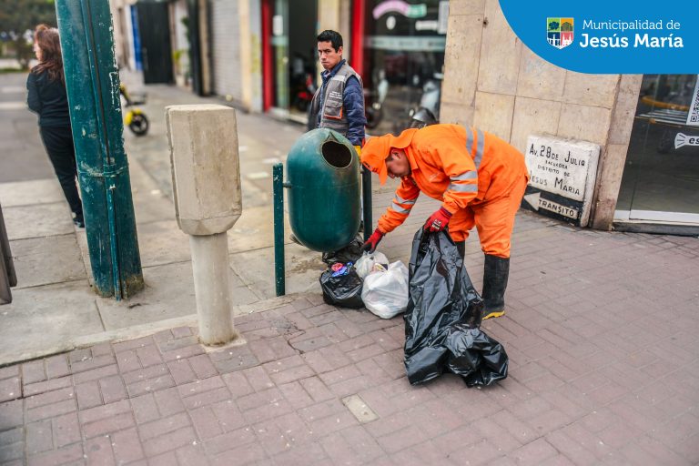Con el objetivo de concientizar a nuestros vecinos sobre la importancia de preservar y cuidar el distrito, se desarrolló la campaña “En la calle no”. 🛑✋️ El equipo de limpieza pública realizó el barrido, 🧹 baldeo y desinfección de calles que son usadas como urinarios por los transeúntes y mascotas