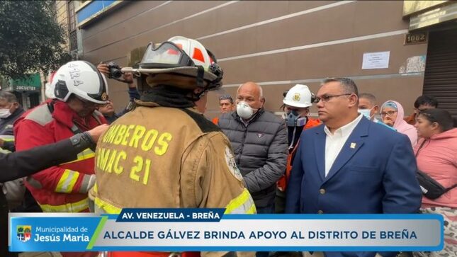 Nuestro alcalde Jesús Gálvez responde al llamado de nuestros hermanos de Breña con la cisterna de agua del distrito, para sumar refuerzos y controlar el incendio ocurrido esta madrugada. ¡Porque juntos somos más fuertes!  Mira el video completo