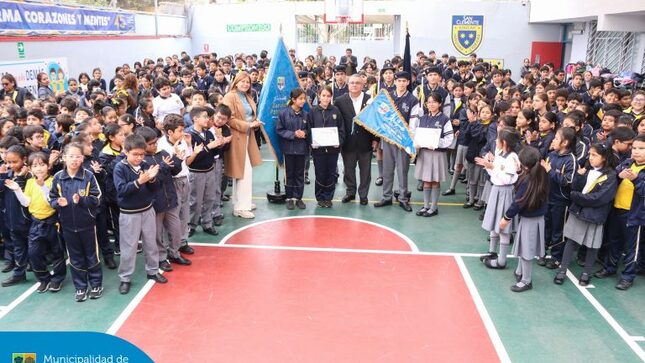 Nuestro alcalde Jesús Gálvez Olivares otorgó un reconocimiento a las instituciones educativas que ocuparon los primeros puestos en la reciente actividad patriótica. 🏅
👏🏻 Felicitamos a:
𝐍𝐈𝐕𝐄𝐋 𝐈𝐍𝐈𝐂𝐈𝐀𝐋
Joseph And Mery School – 1er. Puesto
Little Leaders – 2do. Puesto
My Little Garden – 3er. Puesto
𝐍𝐈𝐕𝐄𝐋 𝐏𝐑𝐈𝐌𝐀𝐑𝐈𝐀
Colegio San Clemente – 1er. Puesto
Colegio Teresa González de Fanning – 2do. Puesto
Colegio Leadership School – 3er. Puesto
𝐍𝐈𝐕𝐄𝐋 𝐒𝐄𝐂𝐔𝐍𝐃𝐀𝐑𝐈𝐀
Colegio Joseph And Mery School – 1er. Puesto
Colegio Isaac Newton – 2do. Puesto
Colegio San Clemente – 3er. Puesto