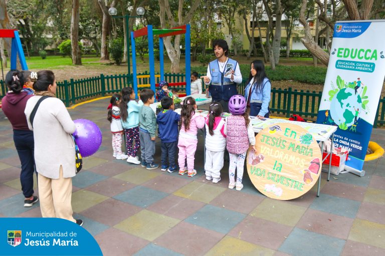 Con el objetivo de fomentar valores hacia el cuidado y protección de nuestro planeta 🌎 se realizó una nueva edición de EDUCCA en tu Parque ♻️ en el Conjunto Residencial San Felipe.
👏🏻 Los vecinos y sus pequeños hijos aprendieron sobre el cuidado del medio ambiente y además participaron de diversas actividades en donde pudieron llevarse un hermoso obsequio.