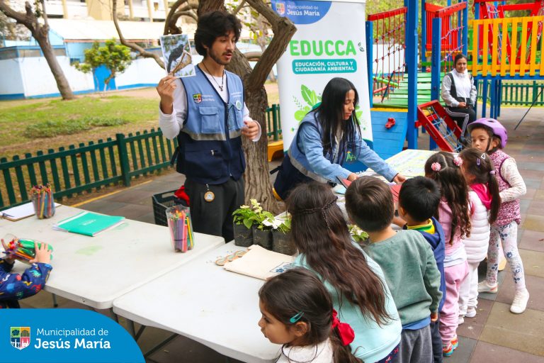 Con el objetivo de fomentar valores hacia el cuidado y protección de nuestro planeta 🌎 se realizó una nueva edición de EDUCCA en tu Parque ♻️ en el Conjunto Residencial San Felipe.
👏🏻 Los vecinos y sus pequeños hijos aprendieron sobre el cuidado del medio ambiente y además participaron de diversas actividades en donde pudieron llevarse un hermoso obsequio.