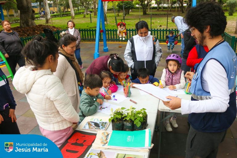 Con el objetivo de fomentar valores hacia el cuidado y protección de nuestro planeta 🌎 se realizó una nueva edición de EDUCCA en tu Parque ♻️ en el Conjunto Residencial San Felipe.
👏🏻 Los vecinos y sus pequeños hijos aprendieron sobre el cuidado del medio ambiente y además participaron de diversas actividades en donde pudieron llevarse un hermoso obsequio.