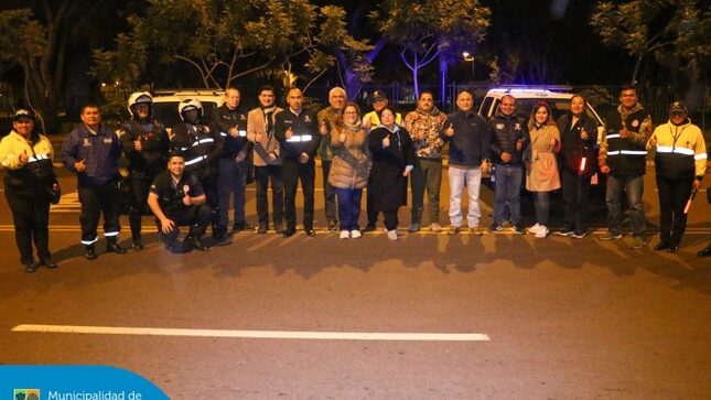 Nuestro equipo de Serenazgo en coordinación con Movilidad Urbana, Fiscalización y Participación Vecinal, continúan realizando operativos en la Av. de La Peruanidad 👮🏻‍♂️ con la finalidad de recuperar los espacios públicos y erradicar a los motociclistas 🏍️ que realizan piques y piruetas ilegales. 🚫
👉 Con estas acciones, garantizamos la seguridad y el orden en Jesús María, evitando que se realicen actividades que puedan poner en peligro la vida de vecinos y visitantes.
