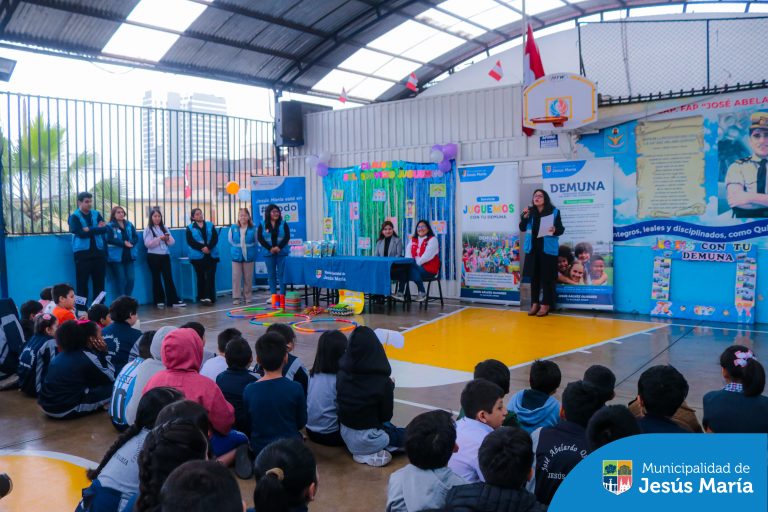 Visitamos la I.E. FAP José Abelardo Quiñones 🏫 para realizar la clausura del programa 𝑱𝒖𝒈𝒖𝒆𝒎𝒐𝒔, una actividad diseñada para fomentar la autoprotección, apoyar la recuperación socioemocional 💞 y potenciar las habilidades y capacidades de niños y niñas de 6 a 12 años. 👦🏻
¡Gracias a los estudiantes que participaron de este emocionante programa!