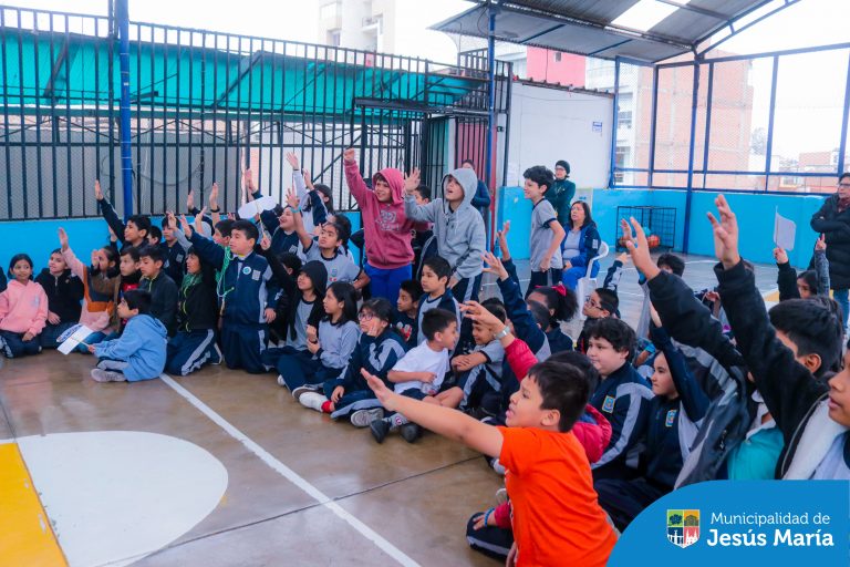 Visitamos la I.E. FAP José Abelardo Quiñones 🏫 para realizar la clausura del programa 𝑱𝒖𝒈𝒖𝒆𝒎𝒐𝒔, una actividad diseñada para fomentar la autoprotección, apoyar la recuperación socioemocional 💞 y potenciar las habilidades y capacidades de niños y niñas de 6 a 12 años. 👦🏻
¡Gracias a los estudiantes que participaron de este emocionante programa!