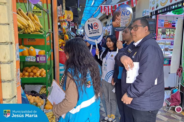 En un trabajo coordinado, el equipo de la #DEMUNA, el Ministerio Público, Seguridad Ciudadana, 👮🏻♂️y voluntarios del programa #JesúsMaríaSomosTodos realizaron un operativo de Prevención y Sensibilización Contra el Trabajo Infantil en los interiores del Mercado Huiracocha y alrededores. Además, brindaron charlas sobre la importancia de erradicar el trabajo infantil y la mendicidad de niñas, niños y adolescentes.